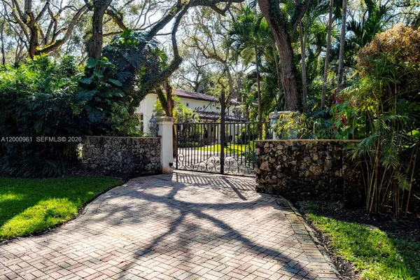 $39,000 | 10100 Lakeside Drive, Coral Gables, FL 33156