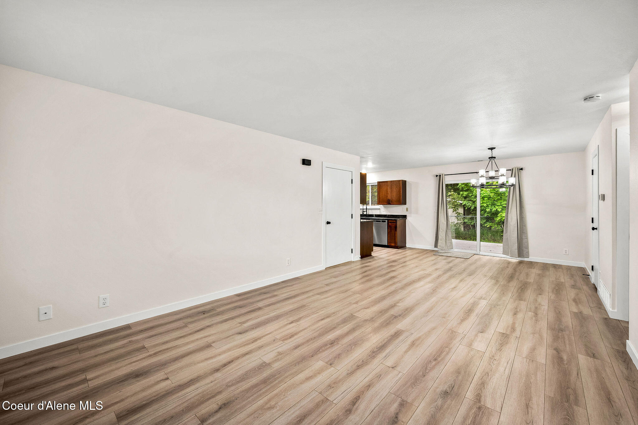 1713 Main Street Sandpoint, ID 83864 - Photo 12 of 22 Living Room-Vacant