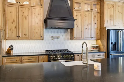 $1,300,000 | 11730 Hollingsworth Road, Kansas City, KS 66109