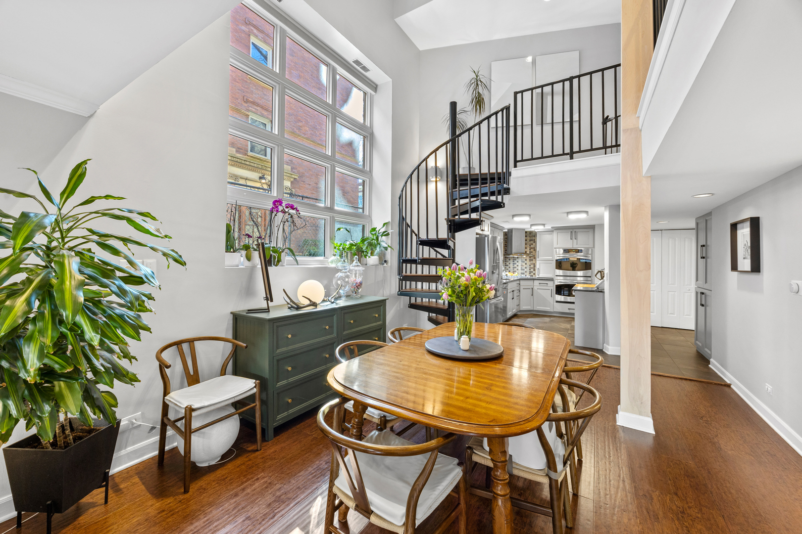 656 West Buckingham Place, Unit 1E Chicago, IL 60657 - Photo 2 of 28