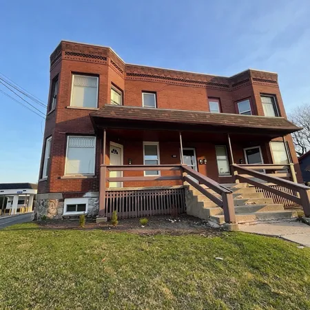 $2,000 | 212 East Calhoun Street, Unit 1E, Woodstock, IL 60098