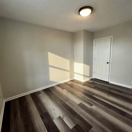 $2,000 | 212 East Calhoun Street, Unit 1E, Woodstock, IL 60098
