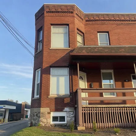$2,000 | 212 East Calhoun Street, Unit 1E, Woodstock, IL 60098