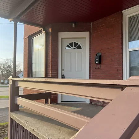 $2,000 | 212 East Calhoun Street, Unit 1E, Woodstock, IL 60098
