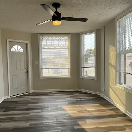 $2,000 | 212 East Calhoun Street, Unit 1E, Woodstock, IL 60098