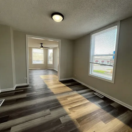 $2,000 | 212 East Calhoun Street, Unit 1E, Woodstock, IL 60098