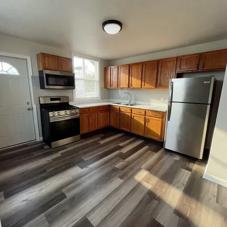 $2,000 | 212 East Calhoun Street, Unit 1E, Woodstock, IL 60098