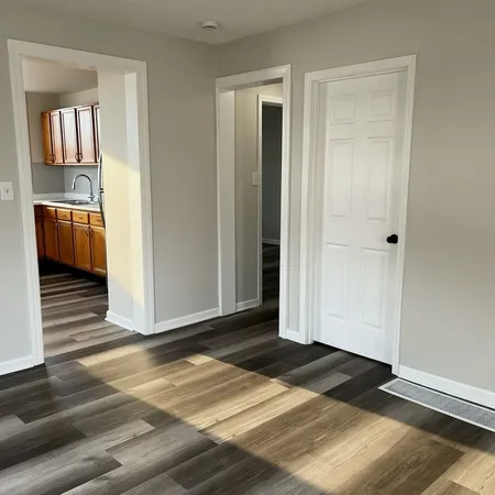 $2,000 | 212 East Calhoun Street, Unit 1E, Woodstock, IL 60098