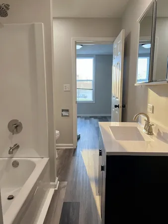 $2,000 | 212 East Calhoun Street, Unit 1E, Woodstock, IL 60098