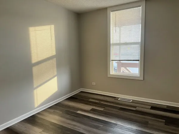 $2,000 | 212 East Calhoun Street, Unit 1E, Woodstock, IL 60098