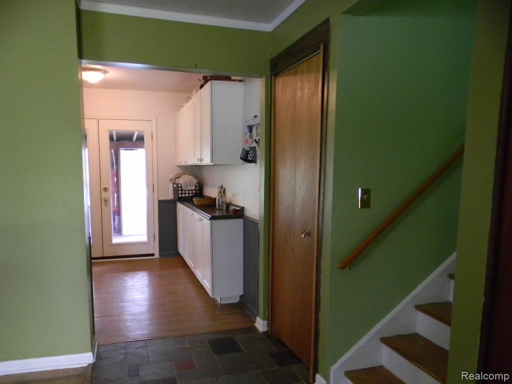 270 Brewster Road Rochester, MI 48309 - Photo 8 of 19 Living Room leads to Kitchen