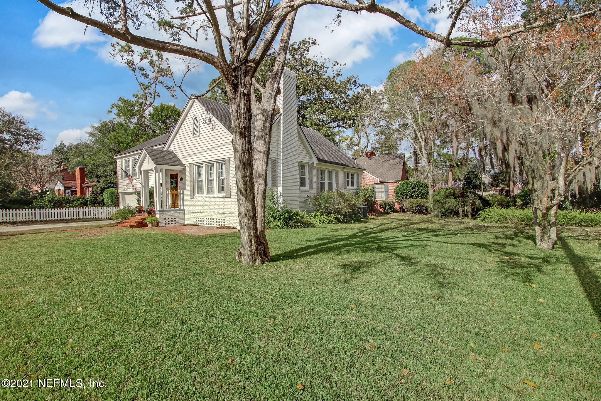 1409 Greenridge Road Jacksonville, FL 32207 - Photo 4 of 44 Huge side yard