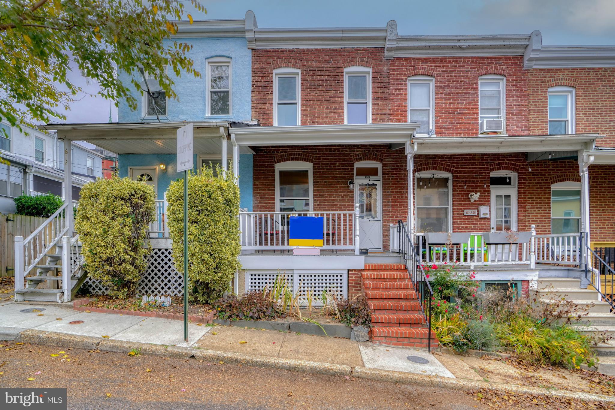 Welcome to nestled away 610 Harding Place!