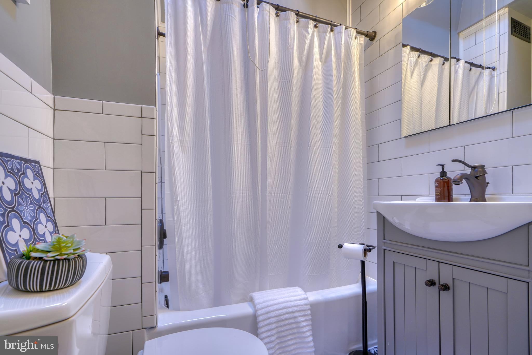 610 Harding Place Baltimore, MD 21211 - Photo 25 of 39 Bright, clean, updated bathroom with skylight.