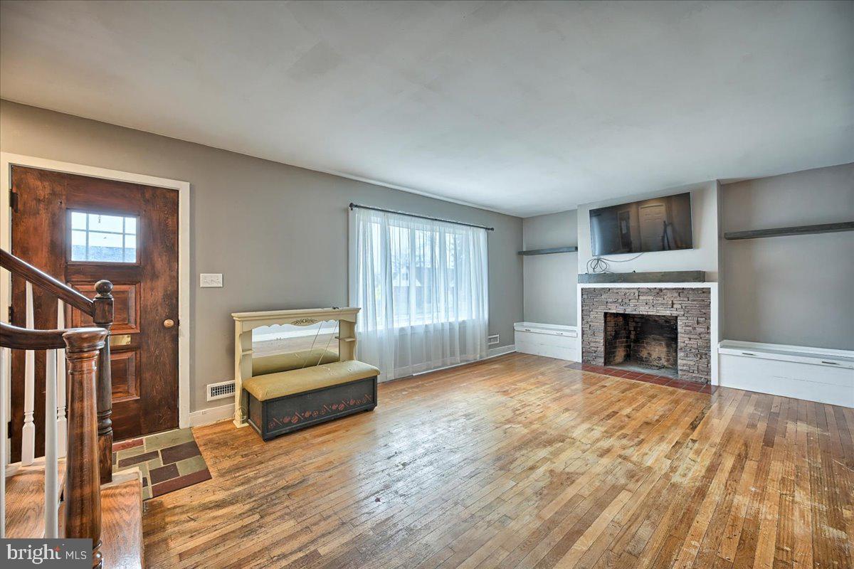 426 Appletree Road Camp Hill, PA 17011 - Photo 4 of 36 Gallery Image 4