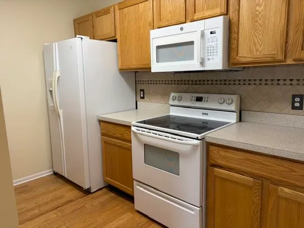 $2,150 | 2736 South Knightsbridge Circle, Ann Arbor, MI 48105