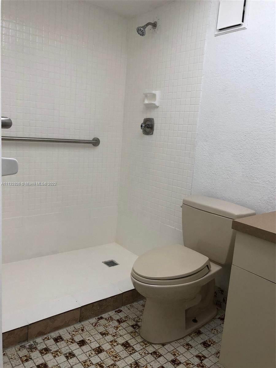 8600 Southwest 133rd Avenue Road, Unit 401 Miami, FL 33183 - Photo 10 of 19 Master Bathroom