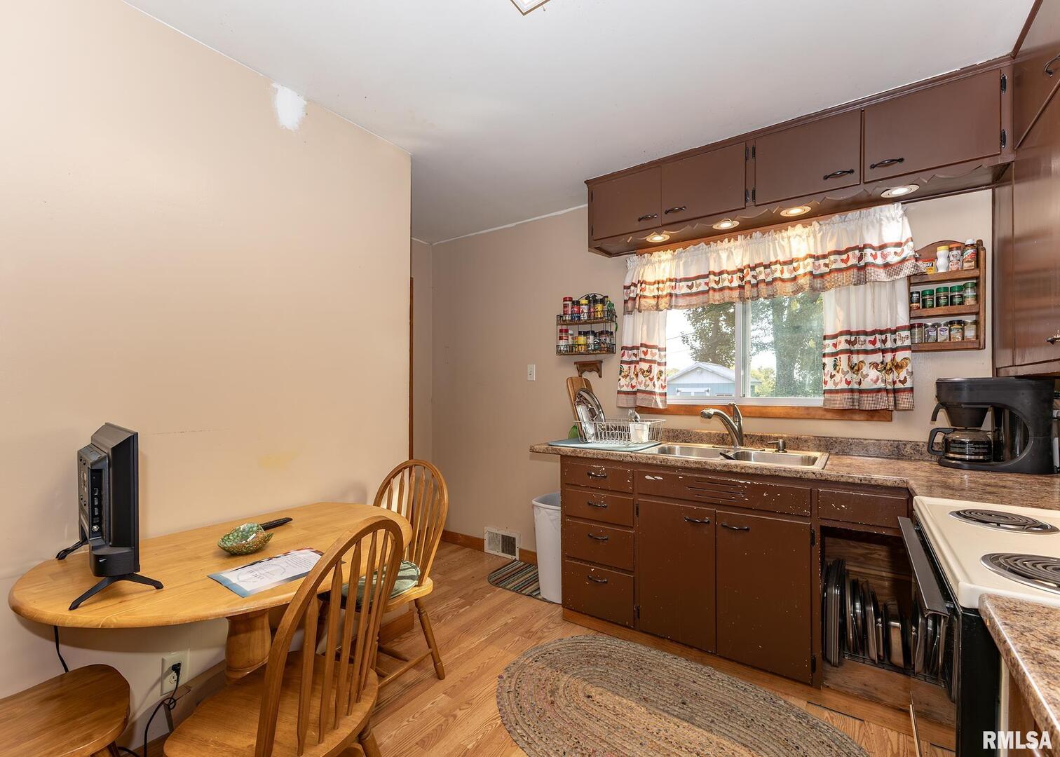 3525 Cleveland Street Clinton, IA 52732 - Photo 8 of 21