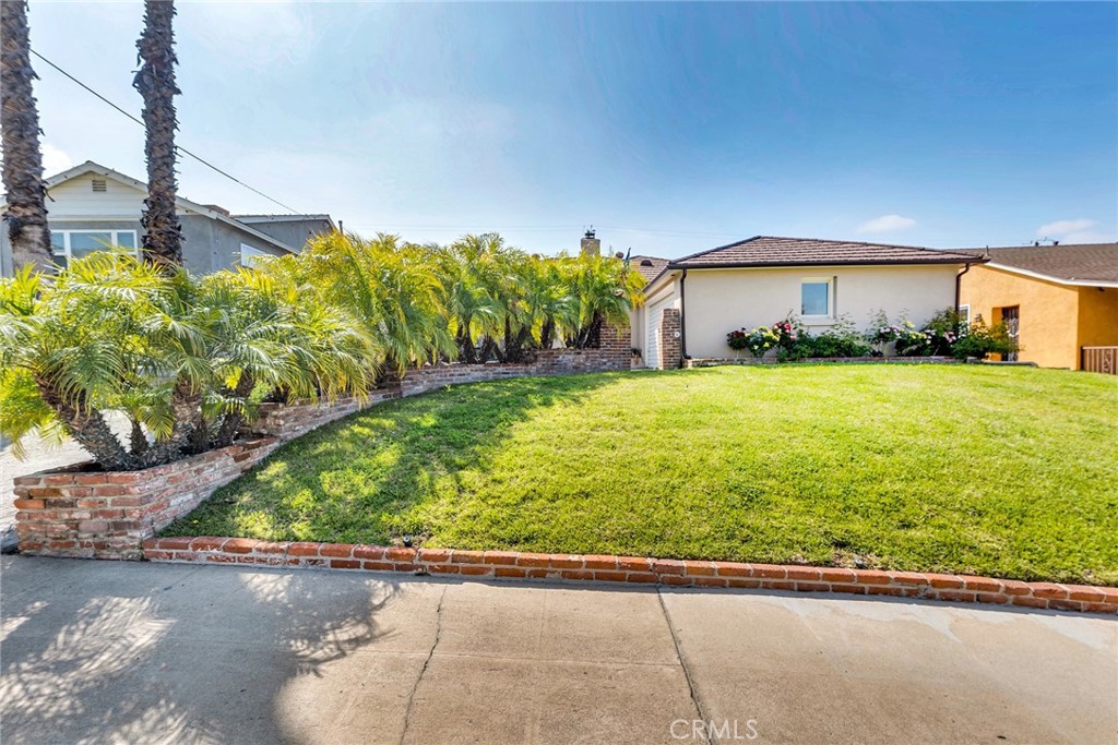 818 Bethany Road Burbank, CA 91504 - Photo 17 of 23 a view of a back yard of the house