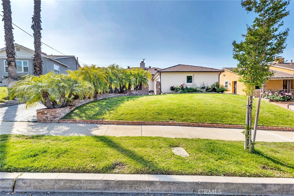 818 Bethany Road Burbank, CA 91504 - Photo 3 of 23 a view of a yard with a house
