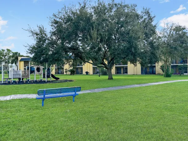 $173,900 | 604 Meadows Circle, Unit 604, Boynton Beach, FL 33436