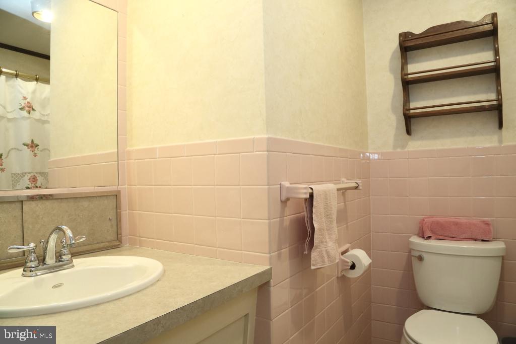511 Saratoga Road Lancaster, PA 17603 - Photo 15 of 21 Bathroom