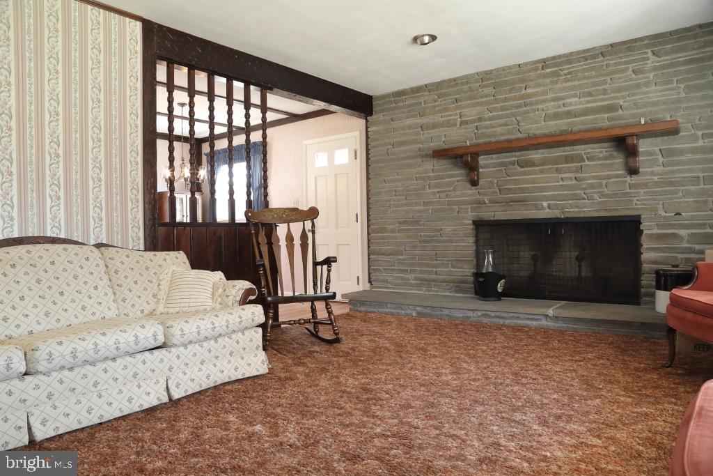 511 Saratoga Road Lancaster, PA 17603 - Photo 4 of 21 Living Room