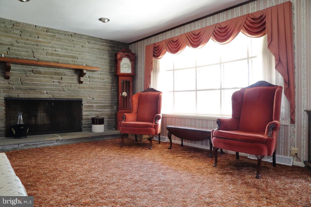 511 Saratoga Road Lancaster, PA 17603 - Photo 5 of 21 Living Room