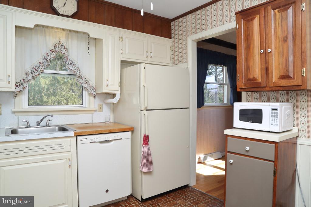 511 Saratoga Road Lancaster, PA 17603 - Photo 8 of 21 Kitchen