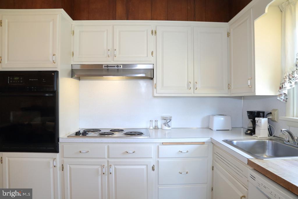 511 Saratoga Road Lancaster, PA 17603 - Photo 9 of 21 Kitchen
