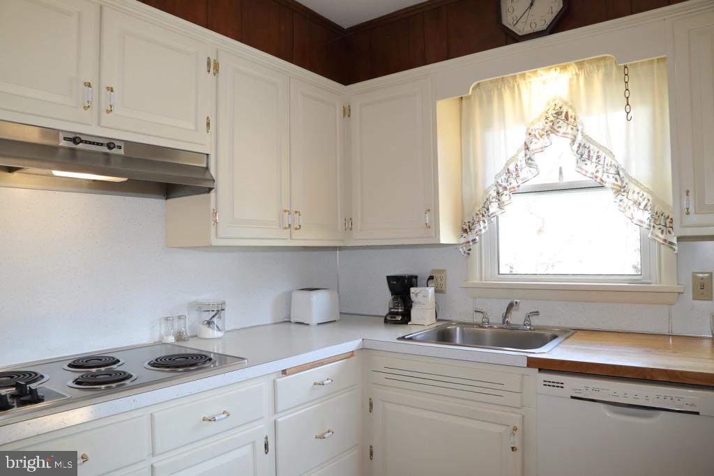511 Saratoga Road Lancaster, PA 17603 - Photo 10 of 21 Kitchen