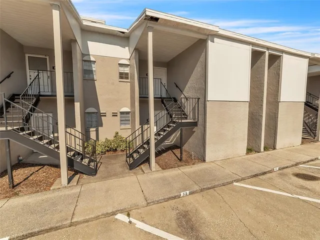 a view of entryway with patio