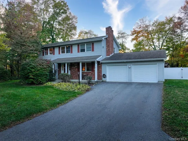 a view of a yard in front of house
