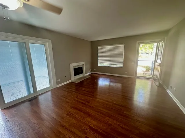 $2,095 | 312 Bunker Hill Circle, Aurora, IL 60504