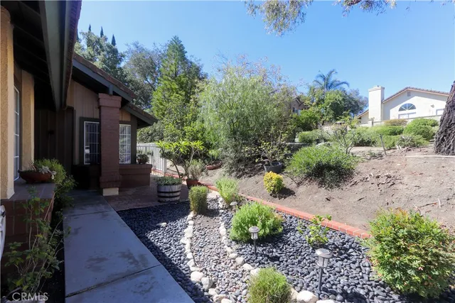 a view of a house with backyard and garden