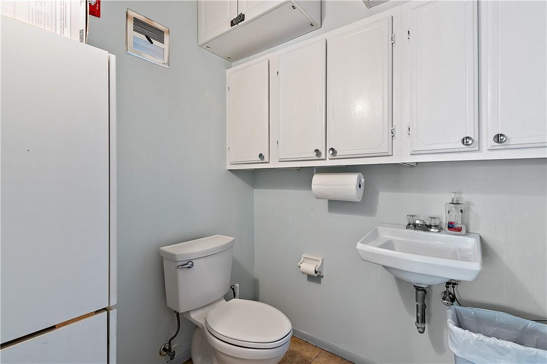 95 North Birch Road, Unit 405 Fort Lauderdale, FL 33304 - Photo 25 of 34 a bathroom with a sink toilet