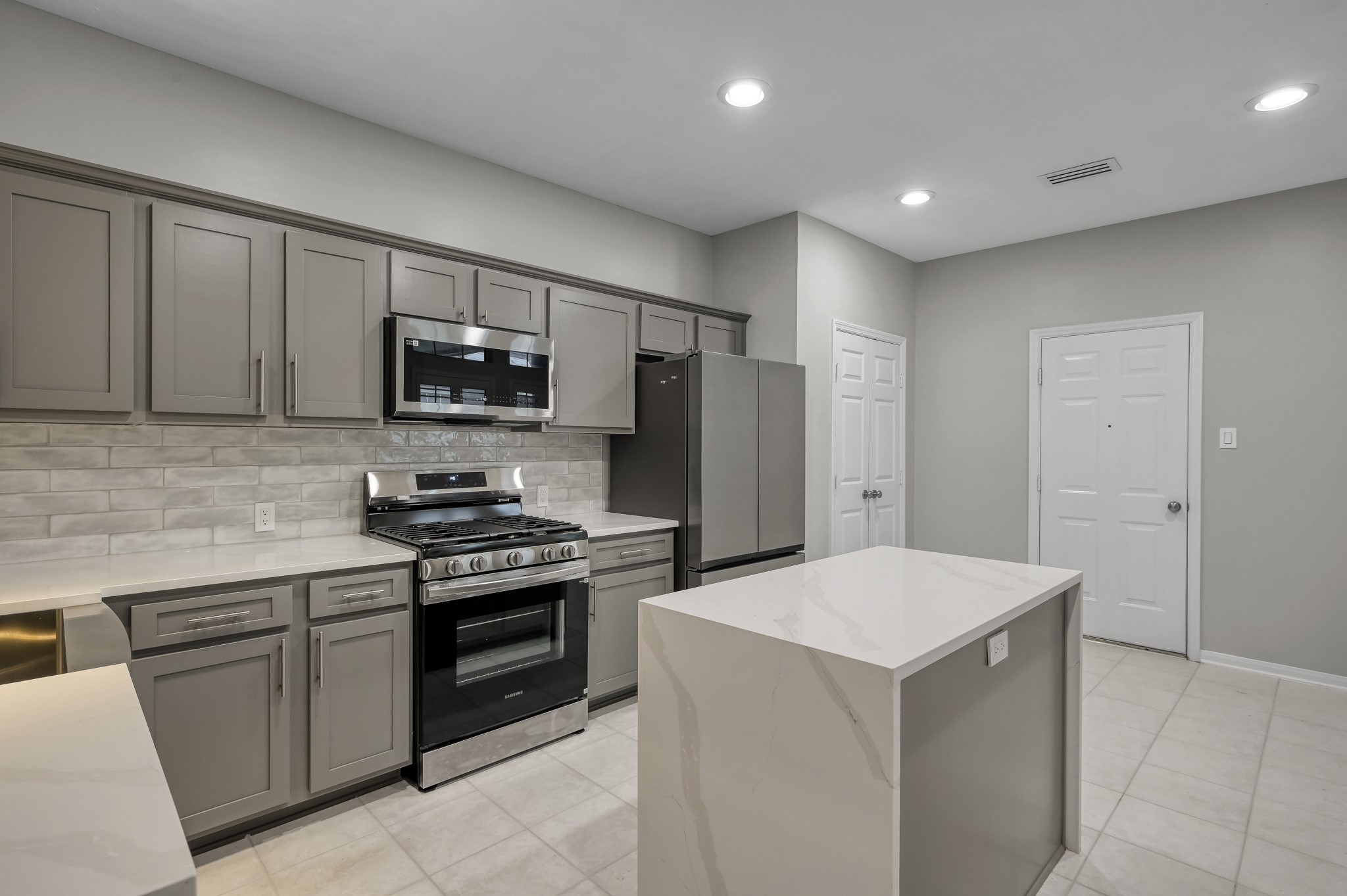 23 Alderon Woods Place Spring, TX 77382 - Photo 3 of 25 a kitchen with a sink a stove and refrigerator