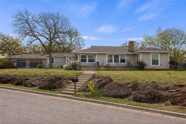 $399,900 | 425 Oakhill Drive, Denton, TX 76201