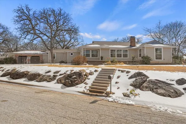 $399,900 | 425 Oakhill Drive, Denton, TX 76201