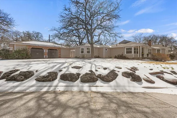 $399,900 | 425 Oakhill Drive, Denton, TX 76201