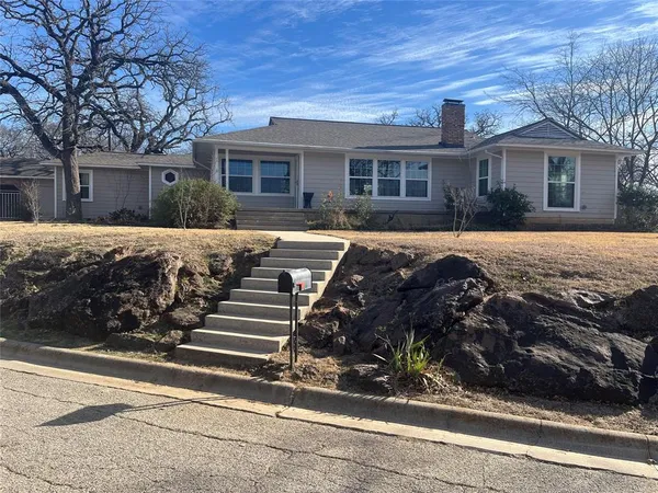 $399,900 | 425 Oakhill Drive, Denton, TX 76201