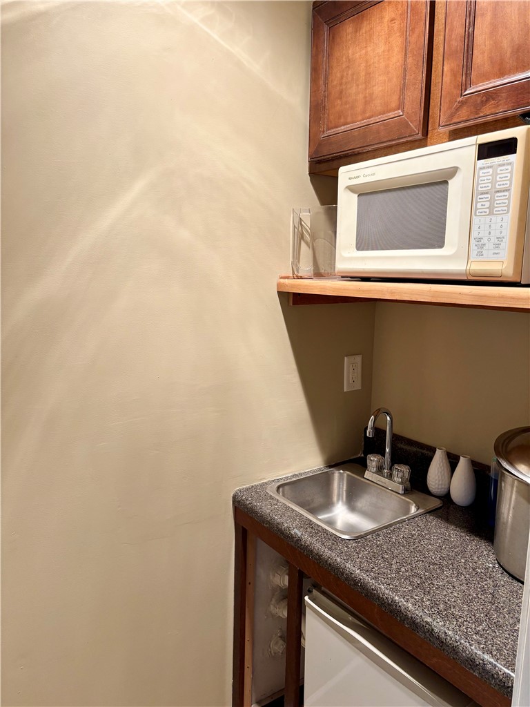 608 McKinney Way Westminster, SC 29693 - Photo 17 of 34 A compact kitchen/wet bar off the Recreation Room.
