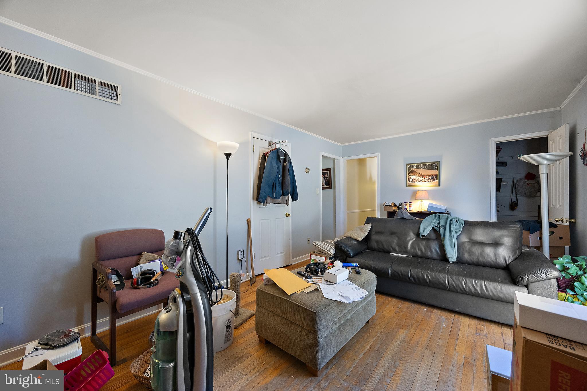 506 Cambridge Drive Newark, DE 19711 - Photo 11 of 38 a living room with furniture