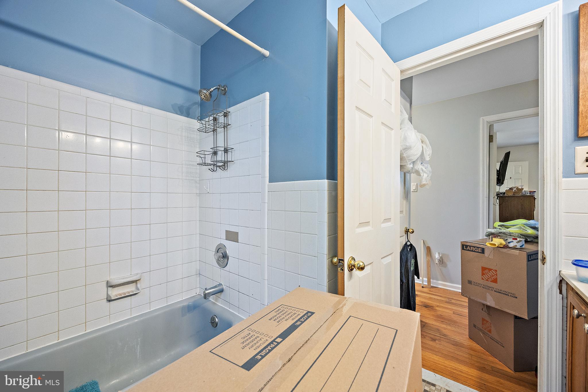 506 Cambridge Drive Newark, DE 19711 - Photo 19 of 38 a bathroom with a bathtub and shower