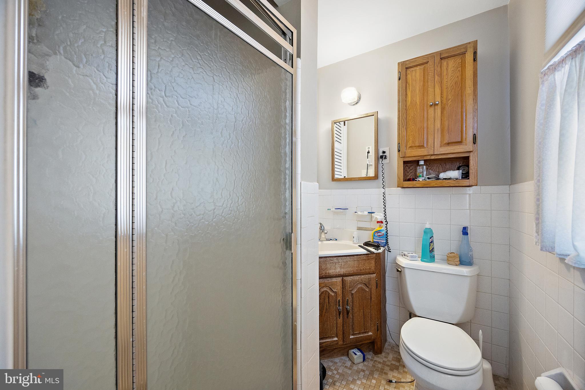 506 Cambridge Drive Newark, DE 19711 - Photo 23 of 38 a bathroom with a toilet a sink and mirror