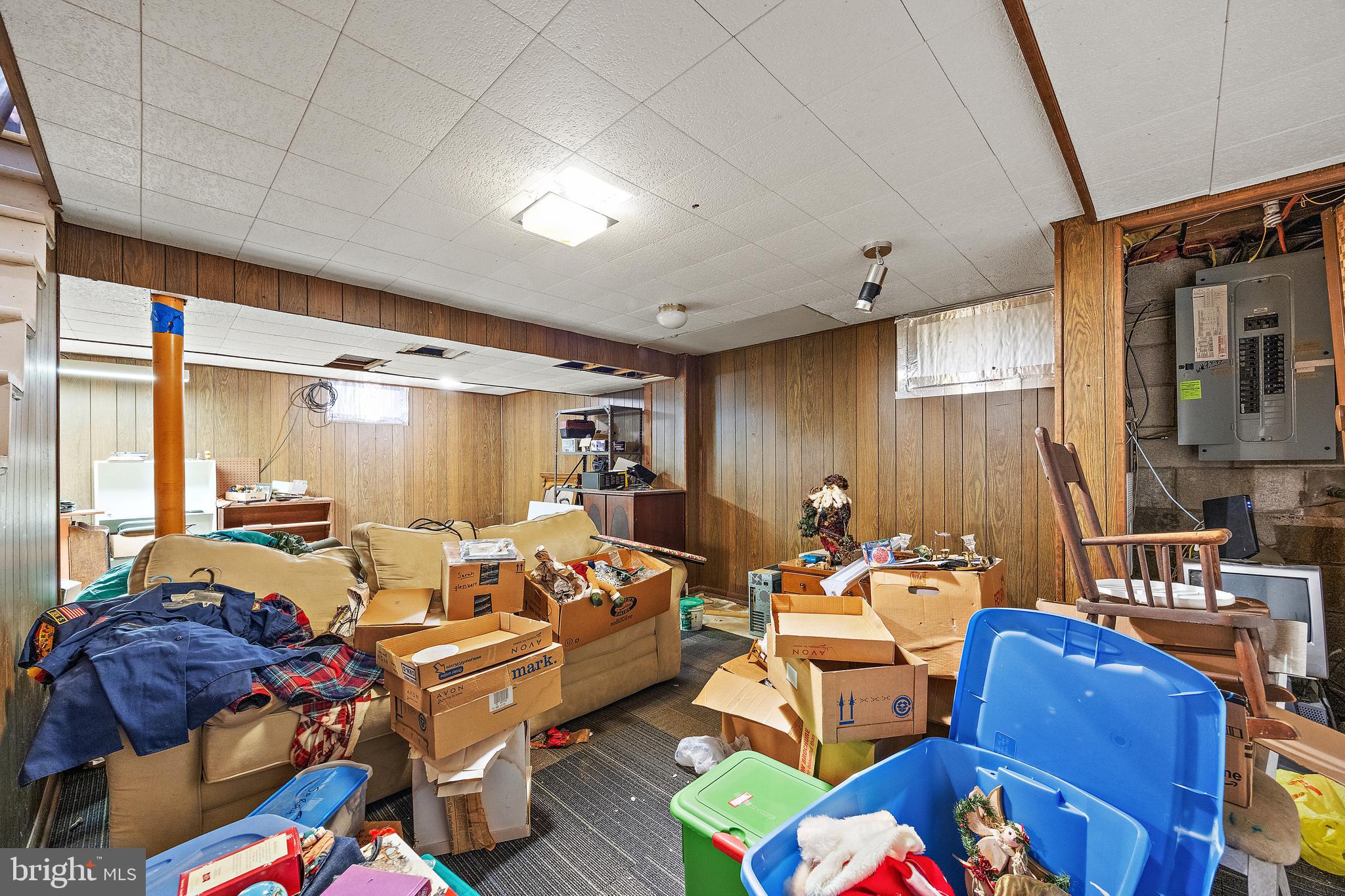 506 Cambridge Drive Newark, DE 19711 - Photo 28 of 38 a living room with furniture and a large window