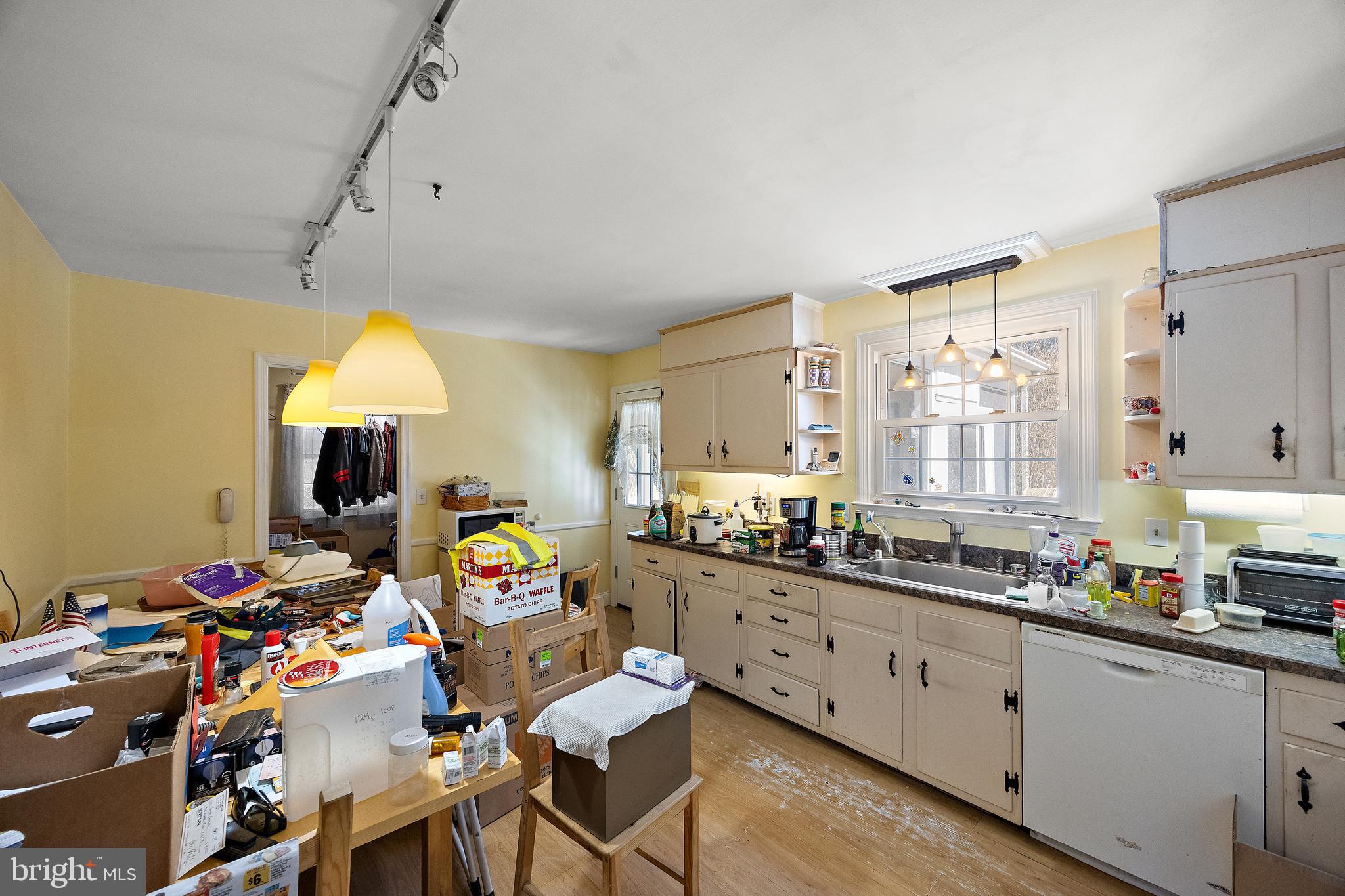 506 Cambridge Drive Newark, DE 19711 - Photo 6 of 38 a very nice looking room with a large window