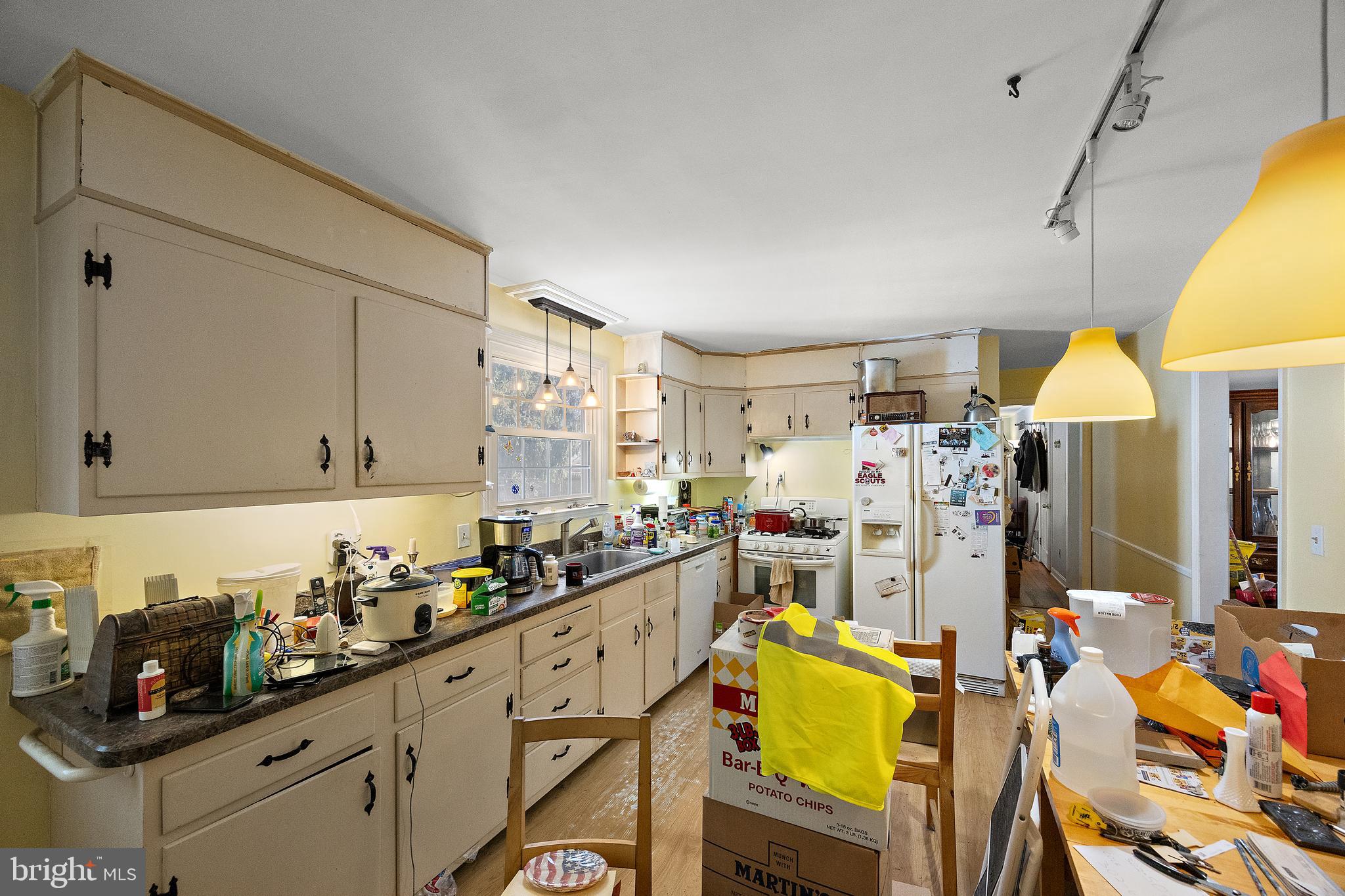 506 Cambridge Drive Newark, DE 19711 - Photo 8 of 38 a kitchen that has a lot of cabinets and appliances