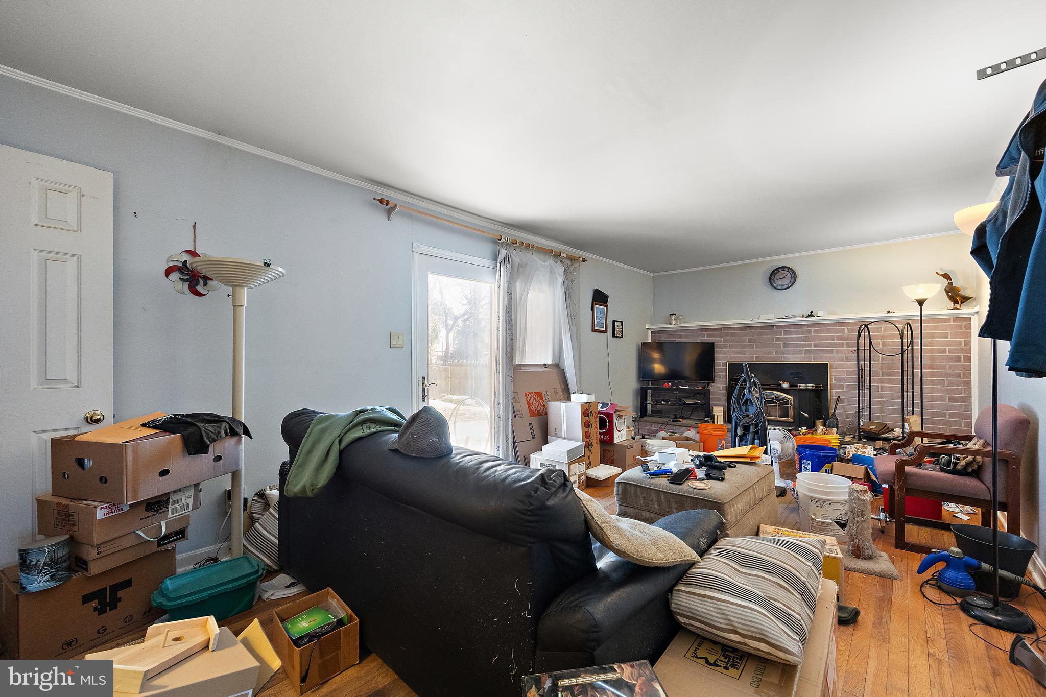 506 Cambridge Drive Newark, DE 19711 - Photo 10 of 38 a living room with furniture and a large window