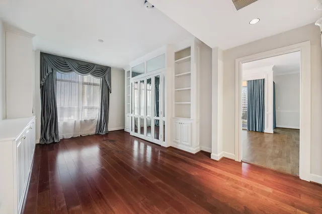 $1,995,000 | 1100 Uptown Park Boulevard, Unit 102, Houston, TX 77056